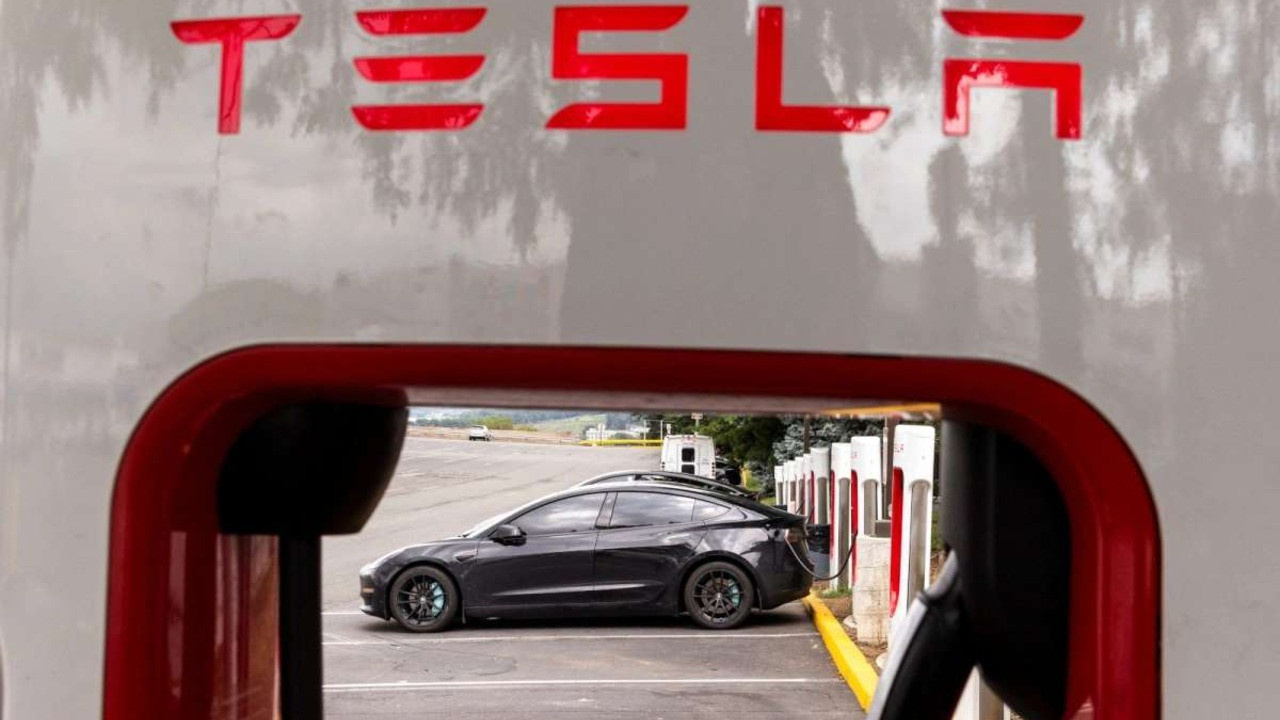 Tesla araçlarında yapay zeka için DeepSeek ve ByteDance ile iş birliği yapacak
