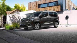 Toyota sonunda Doblo’nun fişini çekti, enişteler bu fiyata daha geniş araba bulamaz